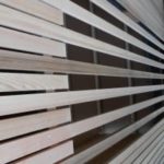 photo mur d'un chalet en bois avec fines ouvertures
